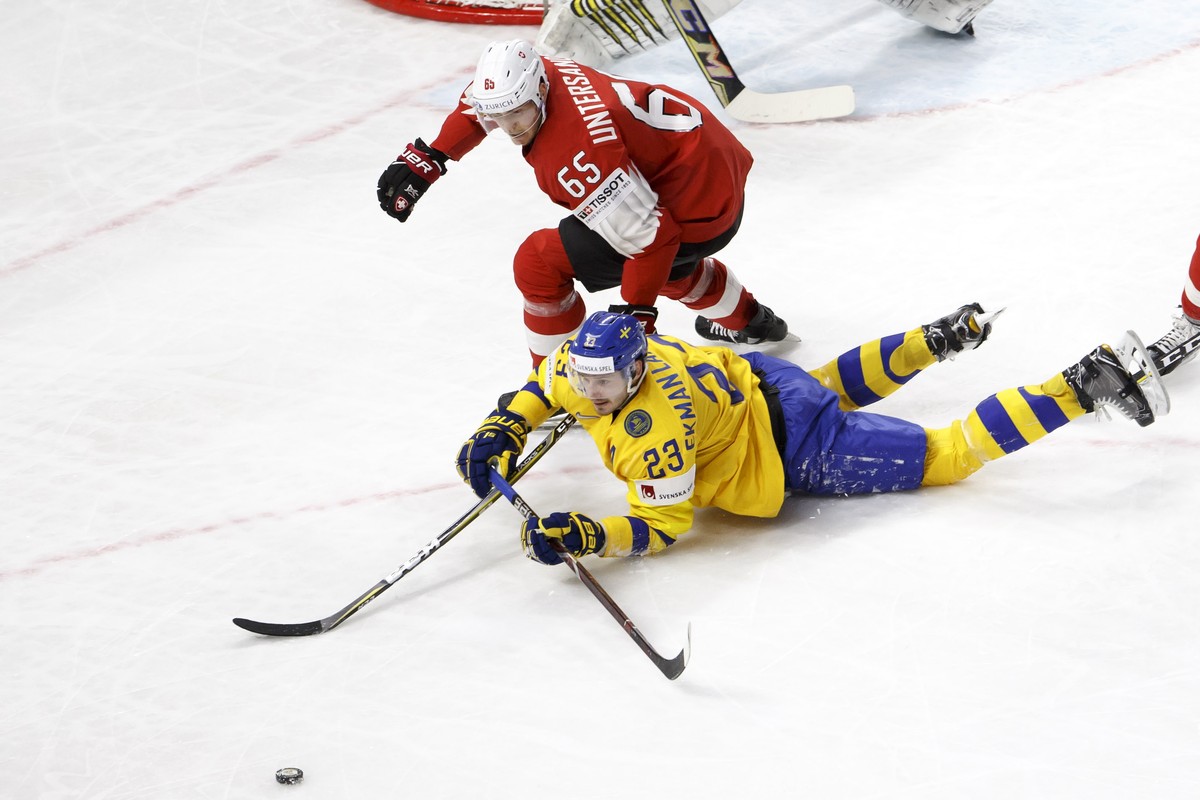 epa06753087 Sweden's defender Oliver Ekman Larsson #23, vies for the puck with Switzerland's defender Ramon Untersander #65, right, during the IIHF 2018 World Championship, during the Gold M ...