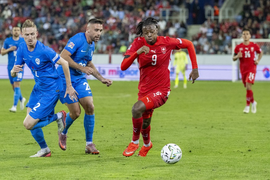 epa13279449 Switzerland's Johan Manzambi (R) and Zan Karnicnik (L) and Aljosa Matko from Slovenia in action during the UEFA Nations League soccer match between Switzerland and Slovenia, in Lucern ...