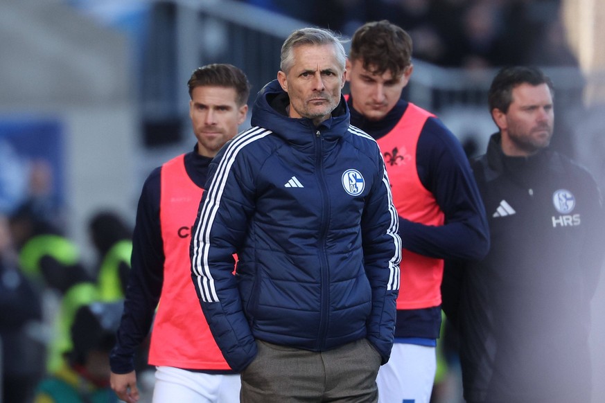 2025.02.23 xJFAx 2.Bundesliga 2024/25 23.Spieltag SV Darmstadt 98 - FC Schalke 04 v.l., Trainer Kees van Wonderen FC Schalke 04 enttaeuscht, enttaeuscht schauend, dissapointed, traurig, frustiert, fru ...