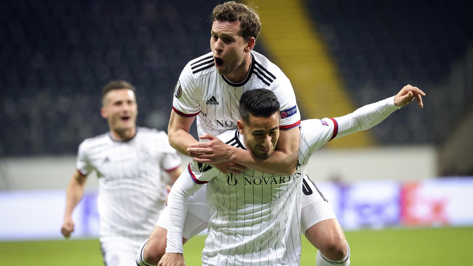 epa08290250 Basel&#039;s Samuele Campo (front) celebrates with teammate Fabian Frei after scoring the 0-1 goal during the UEFA Europa League round of 16, first leg, soccer match between Eintracht Fran ...