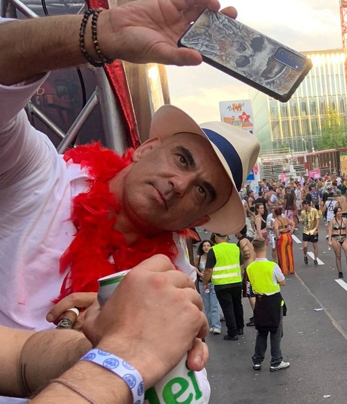 Bundesrat Alain Berset macht an der Street Parade 2023 am Ende des Umzugs mit dem Handy einer Teilnehmerin ein Selfie.