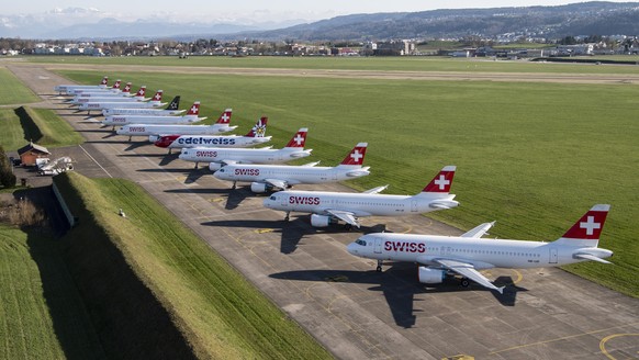 ARCHIVBILD ZUR MELDUNG, DASS DER BUNDESRAT SCHWEIZER AIRLINES MIT 1,3 MILLIARDEN FRANKEN HELFEN WILL - Parked planes of the airline Swiss at the airport in Duebendorf, Switzerland on Monday, 23 March  ...