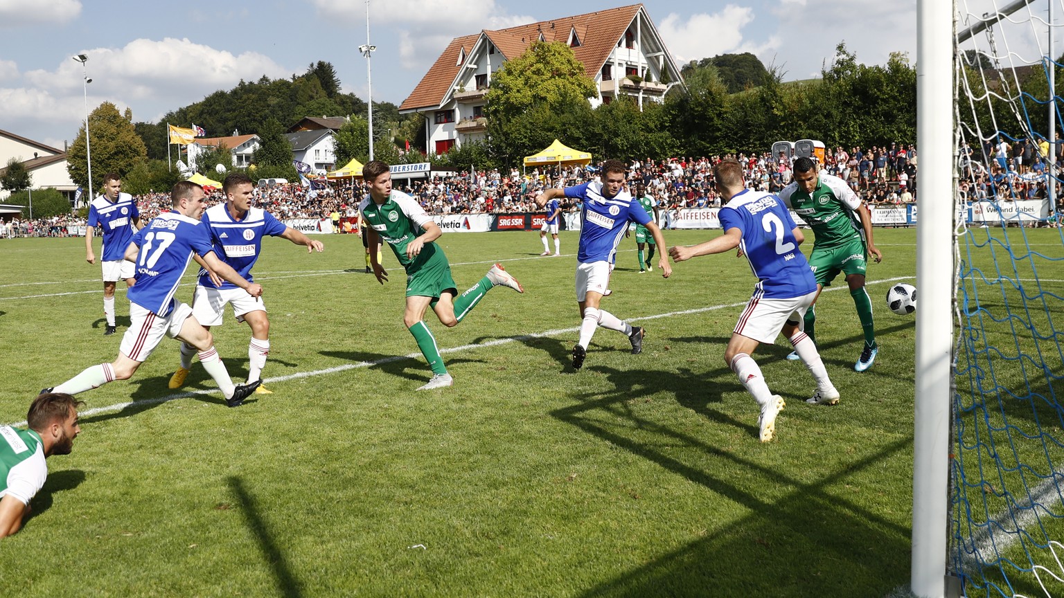 St. Gallens Cedric Itten, Mitte, erzielt sein viertes Tor per Hacke zum 0-5 gegen die Abwehrspieler von Ueberstorf, im Schweizer Cup Spiel zwischen dem FC Ueberstorf und dem FC St. Gallen, am Sonntag, ...