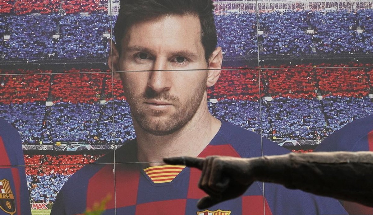 epa08631128 View of a huge banner depicting FC Barcelona's Argentine forward Lionel Messi in Barcelona, Spain, 28 August 2020. Argentinian forward Lionel Messi, who announced his decision to leav ...
