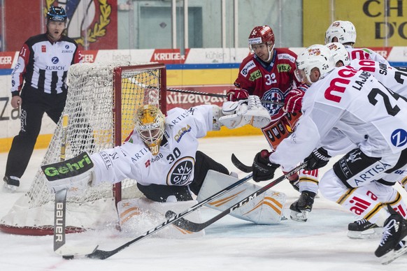 SC Rapperswil-Jona Lakers Kevin Clark gegen Luganos Torhueter Elvis Merzlikins, im Eishockey Meisterschaftsspiel der National League zwischen den SC Rapperswil-Jona Lakers und dem HC Lugano, am Samsta ...