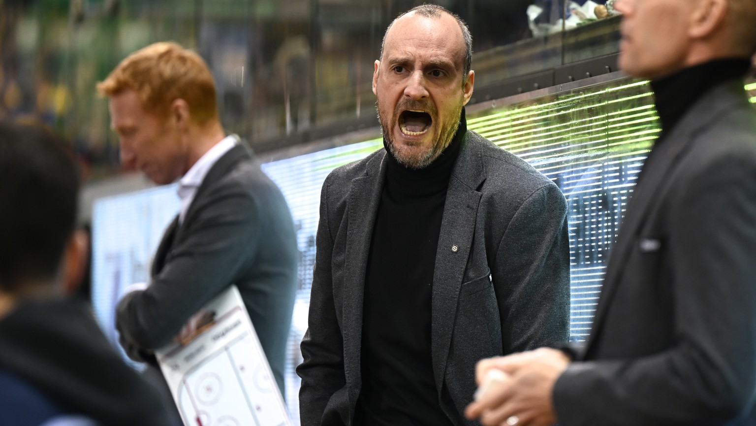 Der Davoser Head Coach Christian Wohlwend, Mitte, im Eishockey Qualifikationsspiel der National League zwischen dem HC Davos und dem HC Lugano, am Samstag, 26. Februar 2022, im Eisstadion in Davos. (K ...