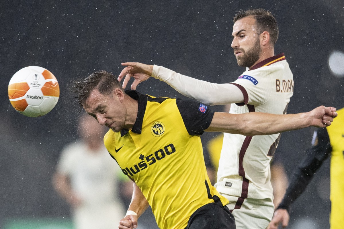 epa08765690 Young Boys' Nicolas Buergy (L) in action against Roma's Borja Mayoral during the UEFA Europa League group A soccer match between BSC Young Boys Bern and AS Roma at the Wankdorf s ...