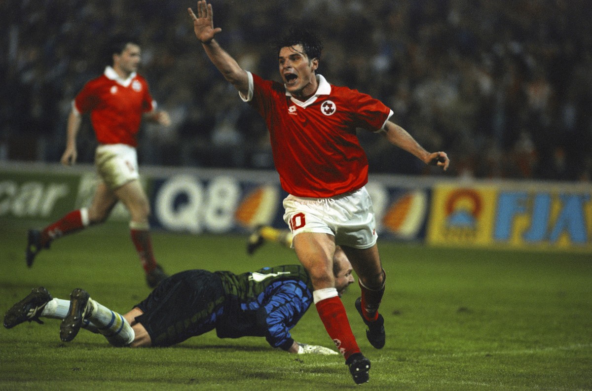 Ciriaco Sforza jubelt am 12. Oktober 1994 im Wankdorf-Stadion in Bern nach seinem Tor gegen die Schweden. Der schwedische Goalie Thomas Ravelli liegt geschlagen am Boden. Die Schweiz gewinnt das EM-Qu ...