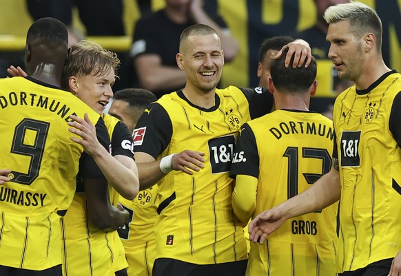 epa12043032 Daniel Svensson of Dortmund (3L) celebrates with teammates after scoring 3-1 during the German Bundesliga soccer match between Borussia Dortmund and Borussia Moenchengladbach in Dortmund,  ...