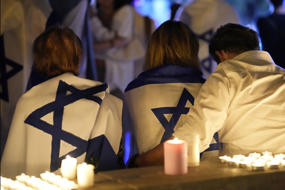 Members of the Portuguese Jewish community attend a vigil for the victims of the attacks in Israel, in Lisbon, Tuesday, Oct. 10, 2023. (AP Photo/Armando Franca)