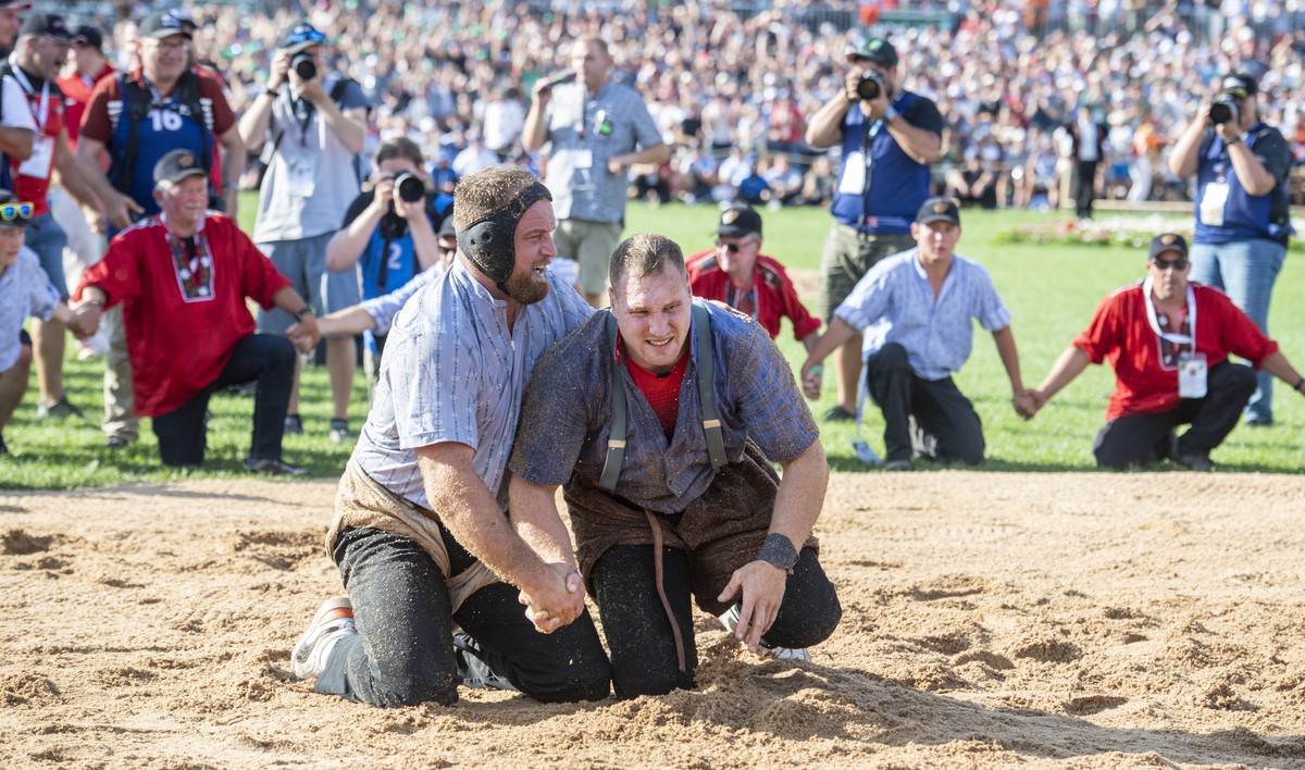 Joel Wicki, rechts, und Matthias Aeschbacher, links, nach dem Schlussgang am Eidgenoessischen Schwing- und Aelplerfest (ESAF) in Pratteln, am Sonntag, 28. August 2022. (KEYSTONE/Urs Flueeler).
