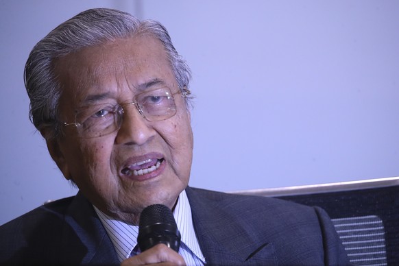 epa08883290 Former Malaysia Prime Minister Mahathir Bin Mohamad  speaks to journalists during press conference in Kuala Lumpur, Malaysia, 14 December 2020. Tengku Razaleigh also UMNO veteran claimed that current prime minister Muhyiddin Yassin is not a legitimate prime minister.  EPA/FAZRY ISMAIL