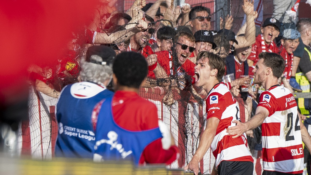 Die Spieler von Winterthur mit Loic Luethi, links, und Silvan Sidler, rechs, feiern das Tor zum 2:0 beim Super League Meisterschaftsspiel zwischen dem FC Winterthur und den Grasshoppers vom Samstag, 3 ...