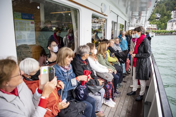 Bundesraetin Simonetta Sommaruga, rechts, auf dem Ruetlischiff im Gespraech mit geladenen Frauen waehrend der Bundesfeier auf dem Ruetli, welche im Zeichen von 50 Jahre Frauenstimmrecht steht, am Sonn ...