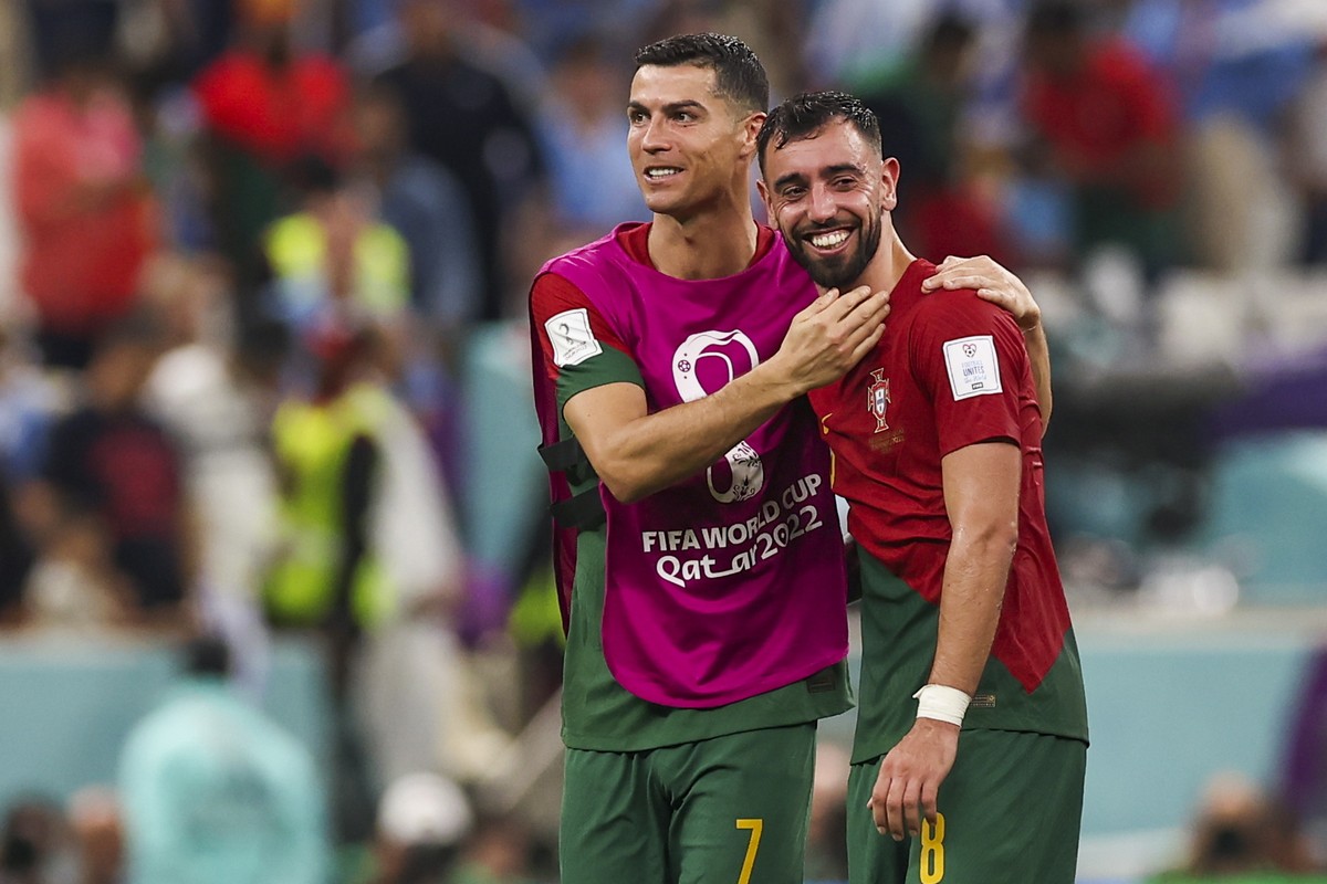 epa10335411 Cristiano Ronaldo (L) and Bruno Fernandes celebrate after the FIFA World Cup 2022 group H soccer match between Portugal and Uruguay at Lusail Stadium in Lusail, Qatar, 28 November 2022. EP ...