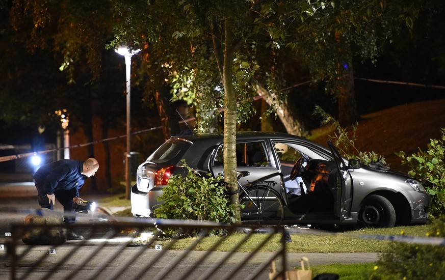 epa05556060 Police technicians examine the car the injured were traveling in after a shooting in the southern part of Malmo, Sweden, 25 September 2016. A major police operation was underway after at l ...