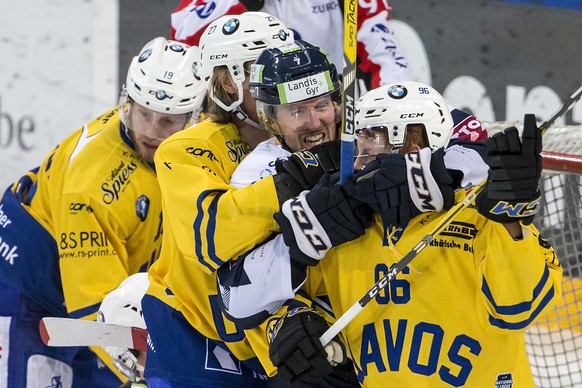 Davos Marc Aeschlimann, Davos Magnus Nygren, Zugs David McIntyre und Davos Chris Egli, von links, beim Eishockeyspiel der National League zwischen dem EV Zug und dem HC Davos, am Samstag, 25. November ...