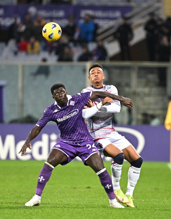 epa10971854 Fiorentina&#039;s Alfred Duncan (L) in action against Bologna&#039;s Dan Ndoye (R) during the Italian Serie A soccer match between ACF Fiorentina and Bologna FC, in Florence, Italy, 12 Nov ...