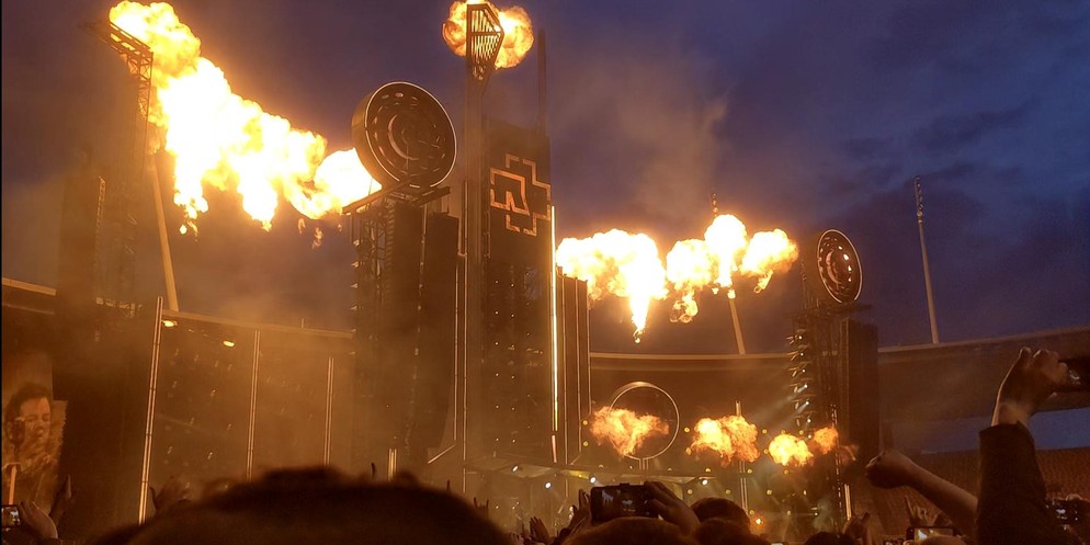Mit viel Feuerwerk und lauter Musik heizte Rammstein dem ausverkauften Letzigrund ein. 47'000 Leute feierten die deutsche Band nach der langen Pause während der Pandemie.