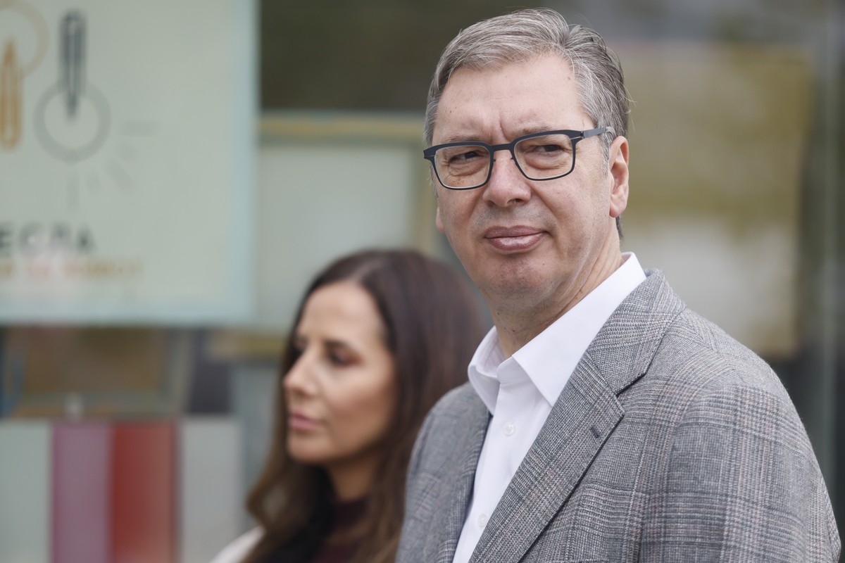 epa13330071 Serbian Progressive Party (SNS) prime ministerial candidate Aleksandar Vucic (R) waits in line with his wife Tamara Vucic (L), at a polling station during the early parliamentary elections ...