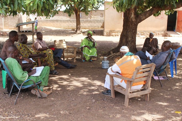 Djènèba Diallo (in der Mitte) zusammen mit anderen Baumwoll-Bauern.
