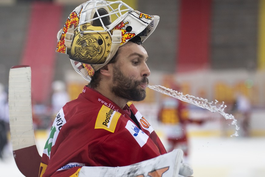 Tigers Goalie Ivars Punnenovs spuckt Wasser aus, waehrend dem Meisterschaftsspiel der National League zwischen den SCL Tigers und den SC Rapperswil-Jona Lakers, am Samstag, 19. Dezember 2020, im Ilfis ...