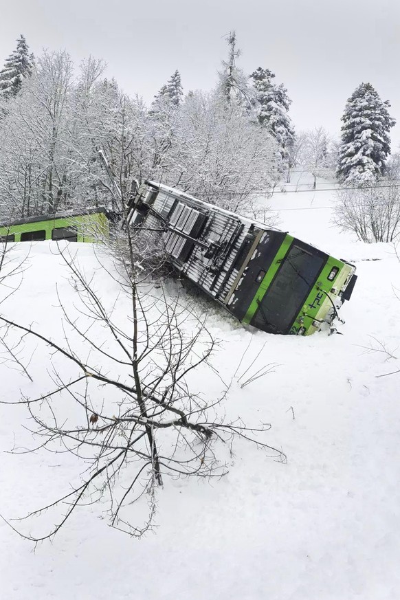 Le train des TPC renverse suite a une avalanche photographie ce mercredi 2 fevrier 2022 a Villars. Une avalanche a fait derailler mercredi apres-midi le train Bex-Villars-Bretaye (BVB) entre le col de ...