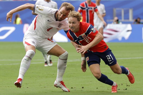 epa13105846 Harry Kane of England (L) in action against Andreas Schjelderup of Norway (R) during the FIFA World Cup 2026 quarterfinals match Norway against England, in Miami, Florida, USA, 11 July 202 ...