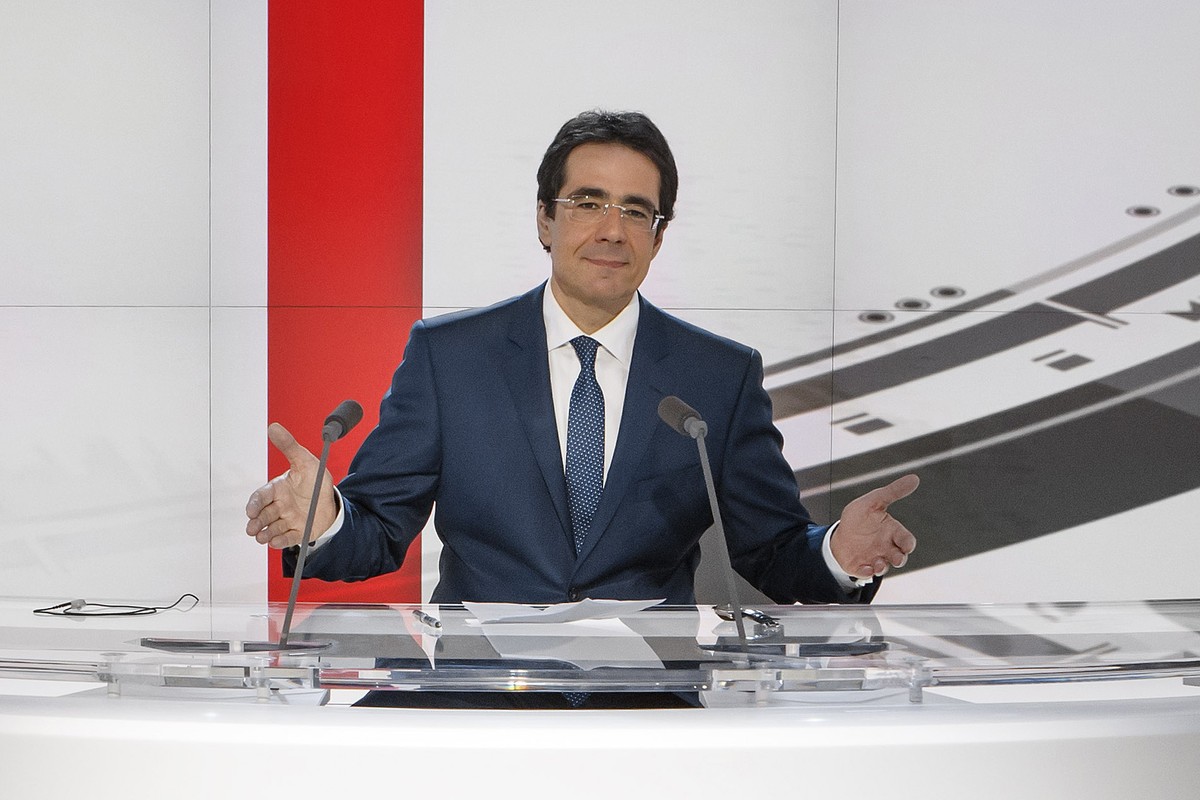 ARCHIV --- Le journaliste Darius Rochebin, presentateur vedette du Telejournal de la RTS (Radio Television Suisse), pose dans le nouveau studio HD de l'Actualite TV (telejournal) de la Radio Tele ...
