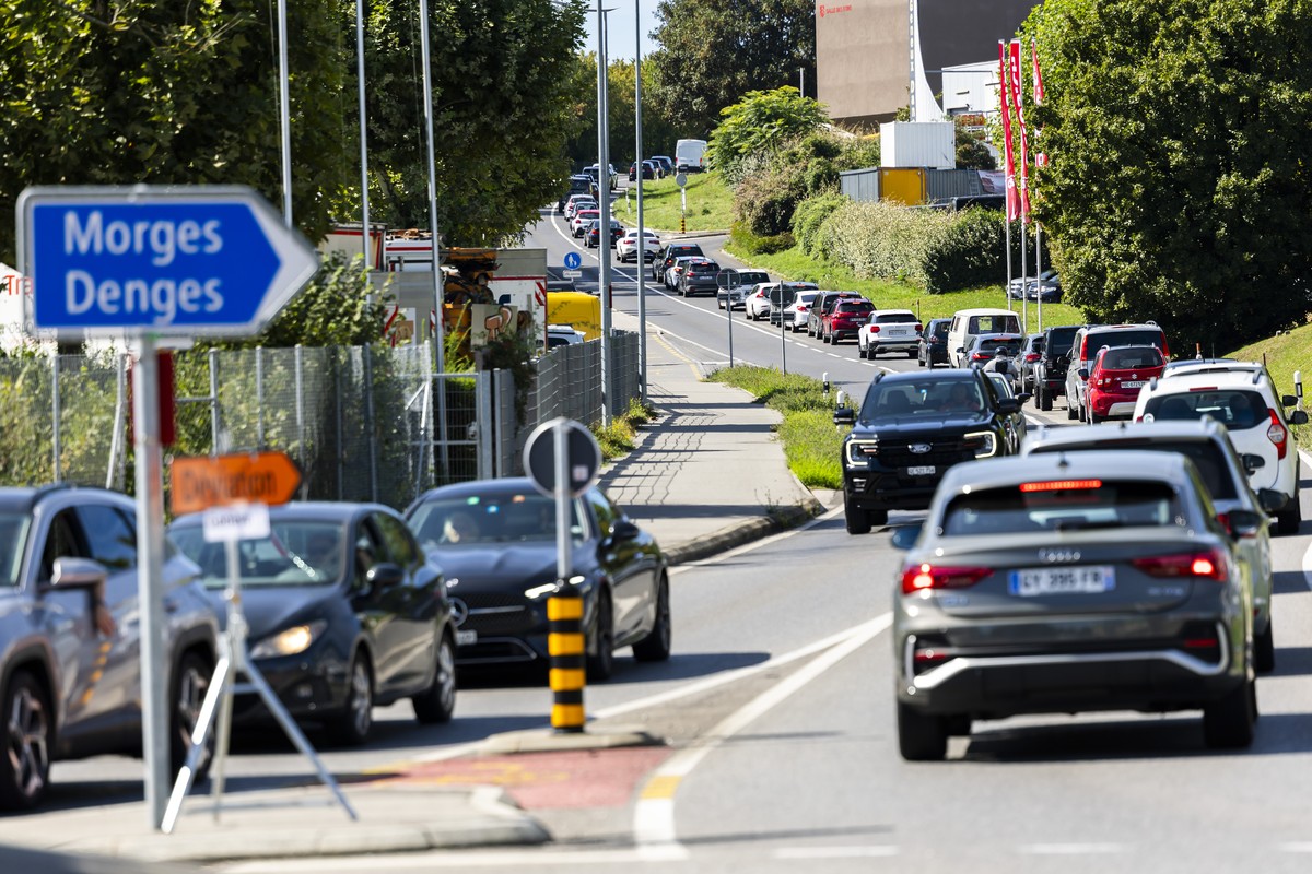Les automobilistes roulent au pas sur la route cantonale apres la fermeture du troncon autoroutier entre Ecublens et Morges-Ouest, suite a l'incendie du centre de recyclage de l'entreprise T ...