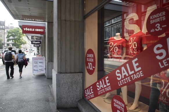 Blick auf die Charles Voegele Filiale an der Sihlstrasse, aufgenommen am Montag, 25. Juli 2016, in Zuerich. Die Modekette schliesst Ende Jahr ihre Filiale an der Sihlstrasse in Zuerich und wird durch  ...