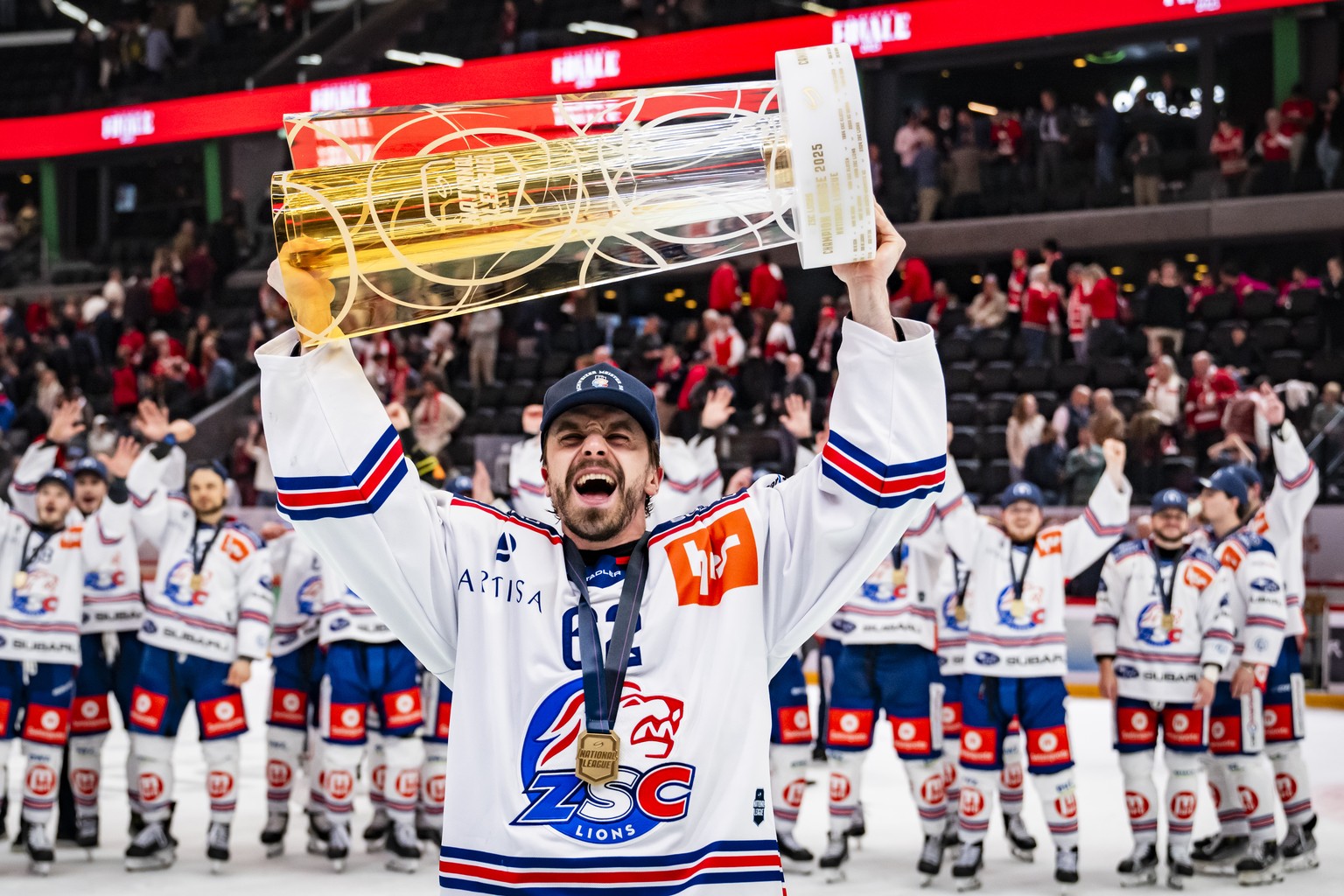 KEYPIX - Denis Malgin (ZSC) celebrates with the trophy of Swiss Champion after winning by 2:3 during the fifth leg of the National League Swiss Championship final playoff game between Lausanne HC and  ...