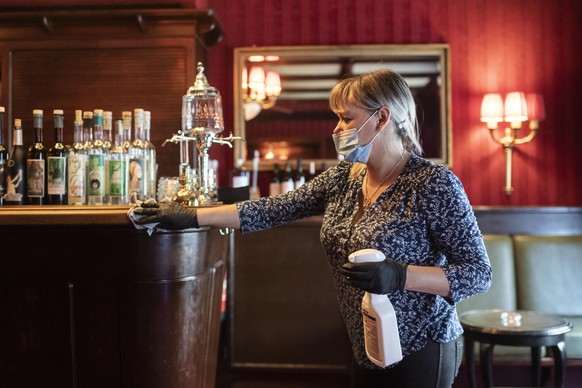 Anna reinigt die Bar anlaesslich der Wiederoeroeffnung ihres Restaurants &quot;Brasserie Louis&quot; am Montag, aufgneommen am Samstag, 9. Mai 2020 in Zuerich. (KEYSTONE/Ennio Leanza)