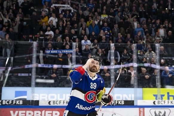 Andrey Bykov (HCFG) celebra la victoria por 4-2 y la clasificación para las semifinales, durante el acto 7 de los cuartos de final de los play-offs del campeonato de hockey sobre hielo de la Liga Nacional Suiza...