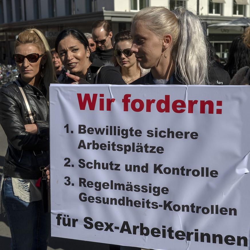 Prostituierte fordern an einer Demonstration klare und transparente gesetzliche Grundlagen fuer Erotikdienstleisterinnen in Basel am Mittwoch, 26. September 2018. (KEYSTONE/Georgios Kefalas)