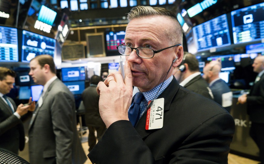 epa06500565 Traders work on the floor of the New York Stock Exchange at the Opening Bell in New York, New York, USA, 06 February 2018. The Dow Jones Jones industrial average dropped over 500 points at ...