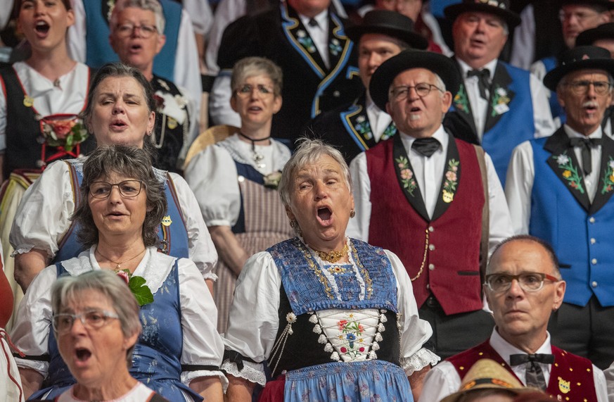 Jodlerinnen und Jodler sorgen fuer tolle Stimmung bei offiziellen Festakt beim Eidgenoessischen Jodlerfest Zug am Sonntag, 18. Juni 2023 in der Stadt Zug. (KEYSTONE/Urs Flueeler).