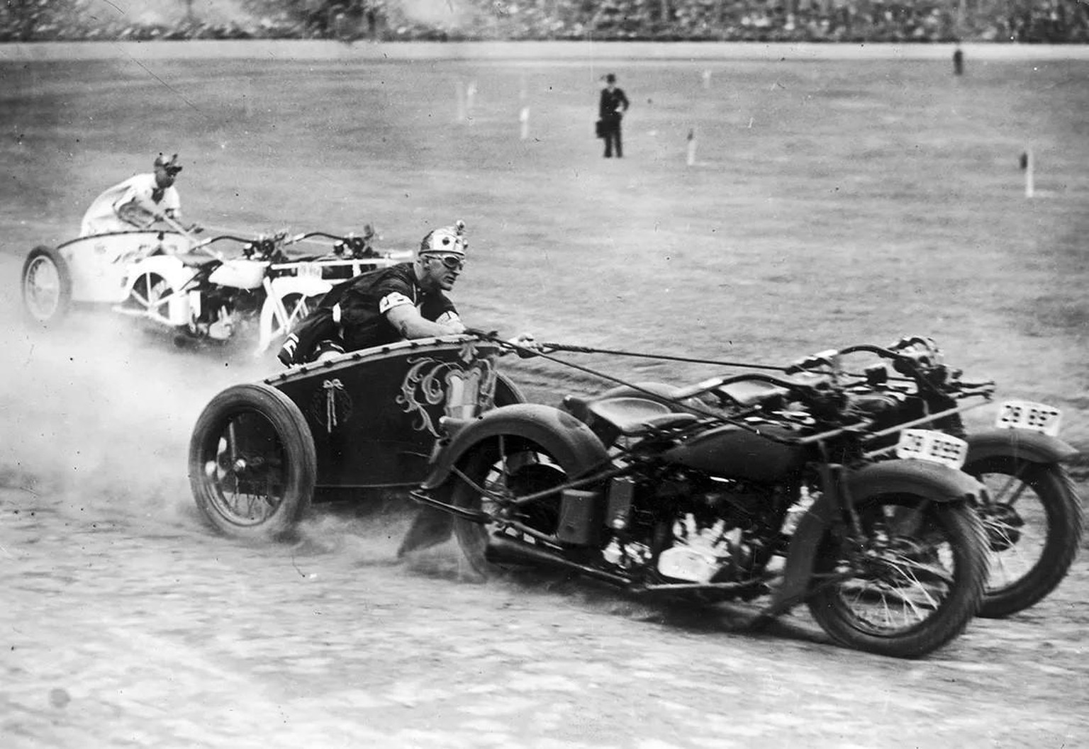 Motorrad-Streitwagen am New South Wales Police Carnival, Australien, 1936. Die zwei Polizeibeamten stellen die ikonische Szene aus Ben-Hur nach.