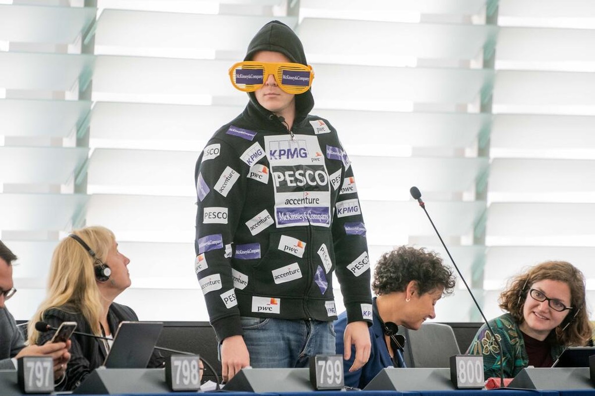 Von der Leyen hat die Wahl (ganz knapp) geschafft und ist neue EU-Kommissionspräsidentin
Nico Semsrott schlug heute im EU Parlament vor, dass von der Leyen ihre Sponsoren auf der Kleidung ausweisen so ...