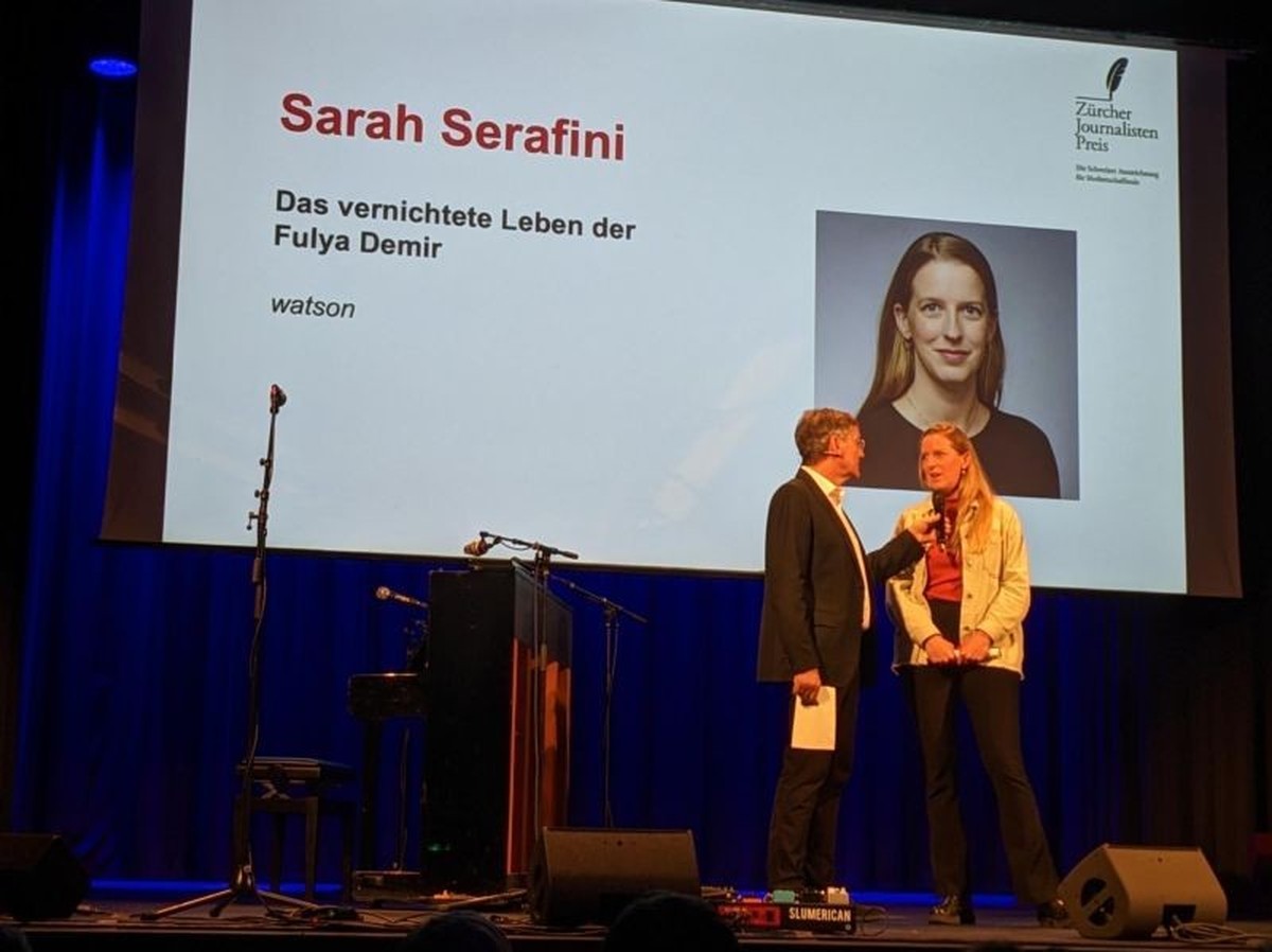 Hier bekommt Sarah den Zürcher Journalistenpreis 2023 für ihre Geschichte Das vernichtete Leben der Fulya Demir.