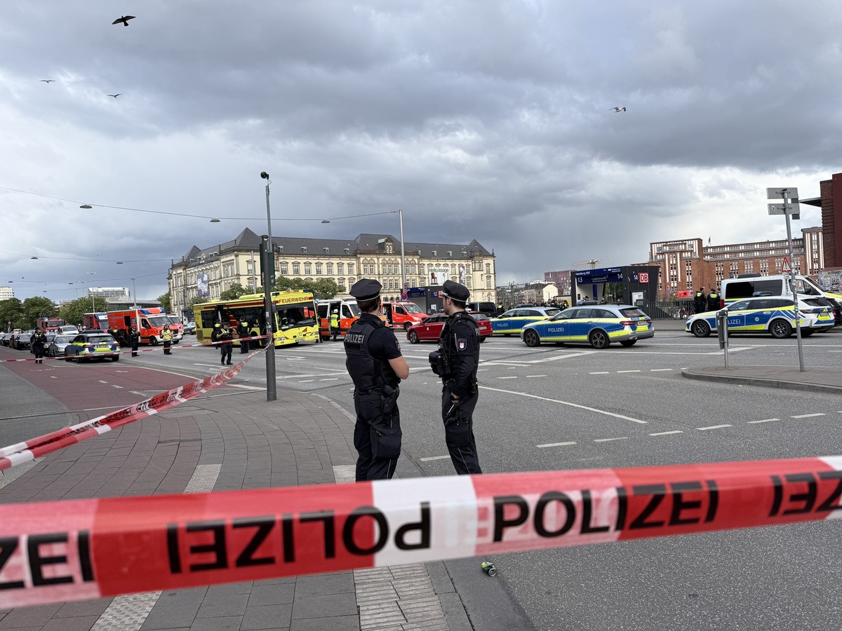 23.05.2025, Hamburg: Polizei im Einsatz nahe des Tatorts. Bei einem Messerangriff im Hamburger Hauptbahnhof sind mehrere Menschen schwer verletzt worden. Das berichteten Augenzeugen. Foto: Christian C ...