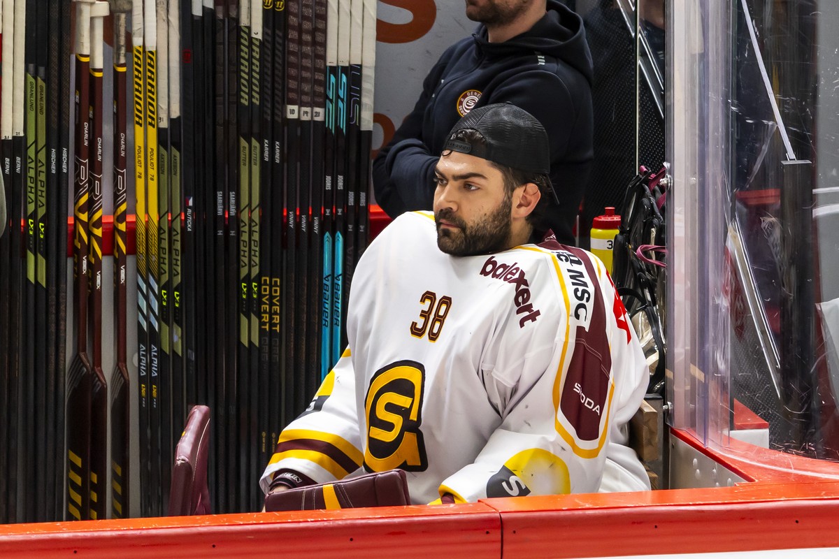 Le gardien Stephane Charlin (GSHC) regarde ses coequipiers depuis le banc apres son remplacement, lors de l'Acte 6 des quarts de finale des play-offs du championnat suisse de hockey sur glace de  ...
