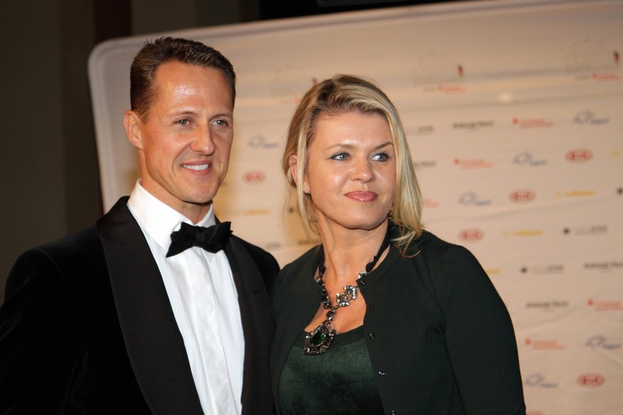 Bildnummer: 11866923 Datum: 10.11.2012 Copyright: imago/Hartenfelser
Deutscher Sportpresseball 2012 in der Alten Oper Frankfurt / Formel-1-Legende Michael Schumacher (Mercedes GP) mit Ehefrau Corinna; ...