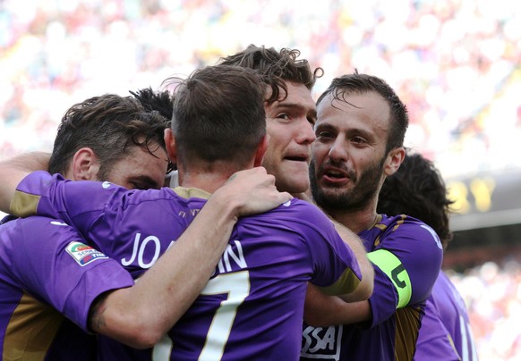 Fiorentina&#039;s Marcos Alonso, center, celebrates with his teammates after scoring during a Serie A soccer match between Palermo and Fiorentina in Palermo, Italy, Sunday, May 24, 2015. Fiorentina wo ...