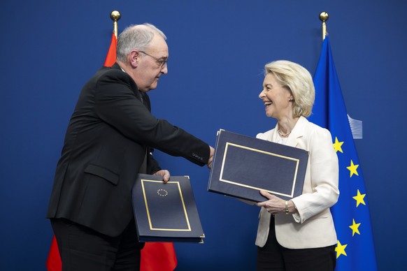 KEYPIX - Swiss Federal President Guy Parmelin, left, and European Commission President Ursula von der Leyen shake hands after signing a package of bilateral agreements between the European Union and S ...