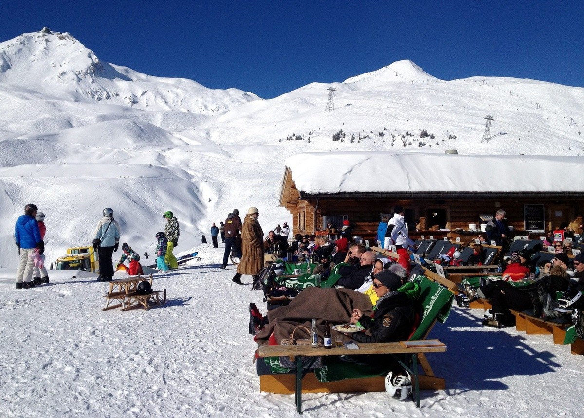 People enjoy a lovely winter day at Tschuggen mountain hut in Arosa in the Canton of Grisons, Switzerland, on February 10, 2013. (KEYSTONE/Alessandro Della Bella)

Menschen geniessen den herrlichen Wi ...