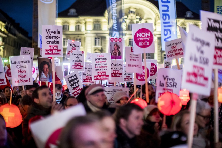Teilnehmer halten Schilder hoch waehrend der Solidaritaetskundgebung gegen die 'No Billag Initiative' am Dienstag, den 30. Januar 2018 auf dem Bundesplatz in Bern. (KEYSTONE/Christian Merz)