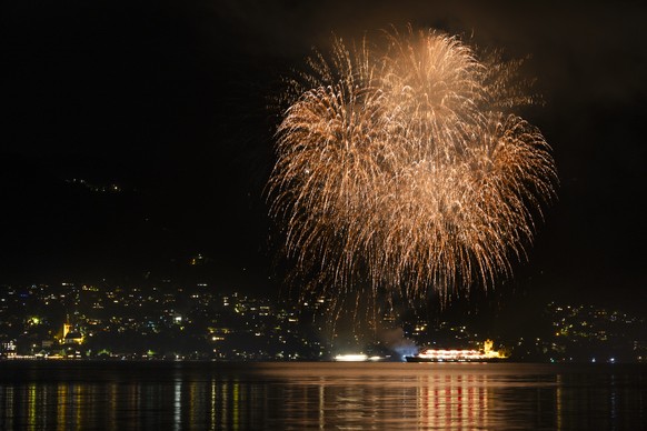 KEYPIX - Das Feuerwerk waehrend der Bundesfeier am Freitag, 1. August 2025 auf dem Thunersee bei Oberhofen, von Gwatt aus gesehen. (KEYSTONE/Peter Klaunzer)