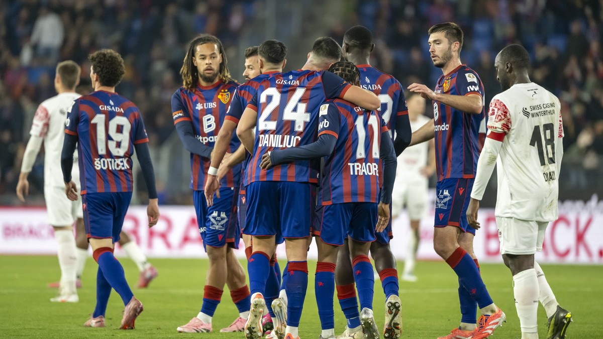 Die Basler Spieler jubeln nach dem Tor zum 4:0 im Fussball Meisterschaftsspiel der Swiss Super League zwischen dem FC Basel 1893 und dem FC Winterthur im Stadion St. Jakob-Park in Basel, am Samstag, 1 ...