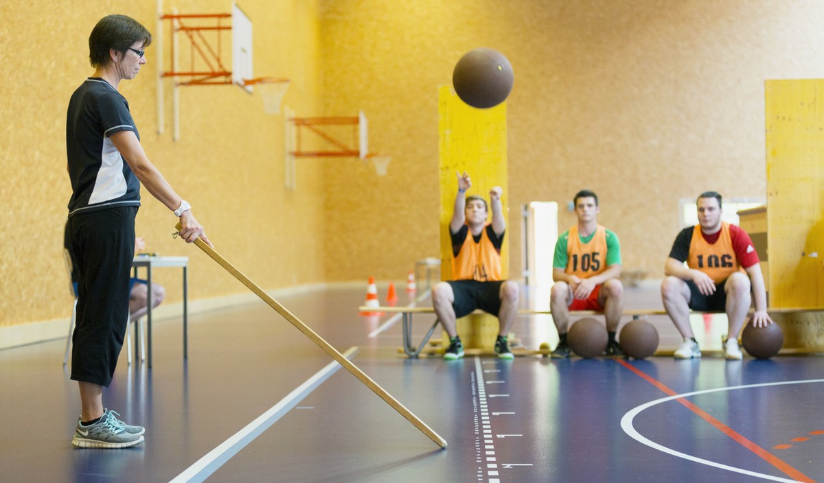 During the sports exam, a young man does the medicine ball throw, where he throws the 2 kg medicine ball from a seated position and where the distance between the wall behind the bench and the ball  ...